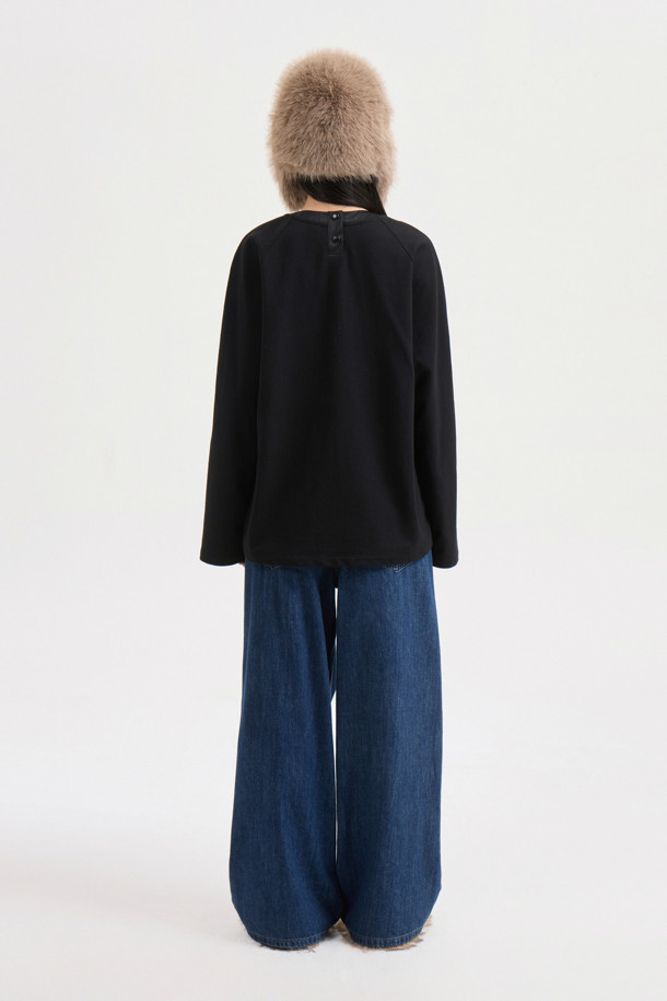 [Re-Order] [아뜰리에] 리본 포인트 데님 팬츠는 여성용 데님 팬츠로, 봄/가을 계절에 어울리는 캐주얼 스타일의 와이드핏 맥시 기장 바지입니다. 블루 컬러의 무지 데님 소재로 제작되었으며, 리본 디테일이 포인트로 더해져 여성스러운 느낌을 줍니다. 지퍼 클로징 방식이며, 로고 캔톤, 리벳 장식, 뒷면 개발 텍션지, 뒷 포켓 자수 등 섬세한 디테일이 돋보입니다. 데이트룩, 모임룩, 캐주얼, 미니멀, 클래식 스타일을 연출하기 좋습니다.
