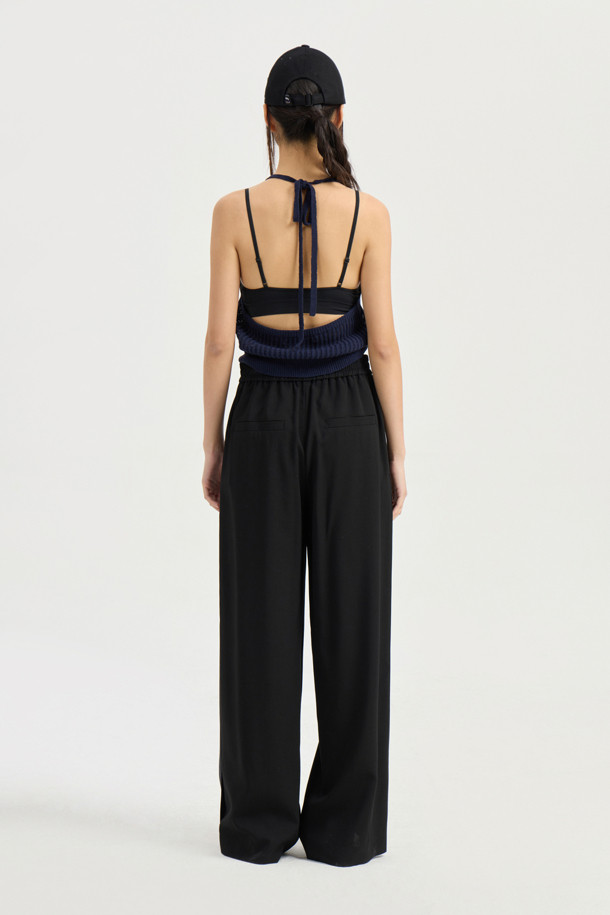 [Re-Order] Waist Point Side Colored Banding Pants (black)는 여성용으로, 캐주얼한 무드의 여름 긴 기장 와이드 밴딩 팬츠입니다. 얇고 루즈한 TR 소재로 제작되어 편안한 착용감을 선사하며, 블랙 컬러에 사이드 배색 디테일과 앞중심 라벨 디테일로 포인트를 더했습니다. 허리 밴딩으로 편안함을 더하고, 무지 디자인으로 어떤 상의와도 쉽게 매치하여 데일리룩을 완성할 수 있습니다.
