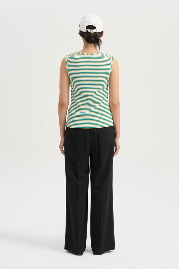 Tuck Point Back Banding Wide Pants (black)는 편안한 착용감을 선사하는 여성용 와이드 팬츠입니다. 앞 중심 지퍼와 턱 디테일로 세련된 포인트를 더했으며, 뒷 포켓 엠블럼 자수와 뒷밴딩 디자인으로 활동성을 높였습니다. 봄, 여름, 가을 3계절 활용 가능한 블랙 컬러의 맥시 기장, 베이직하고 캐주얼한 스타일의 웨어러블 아이템입니다.

