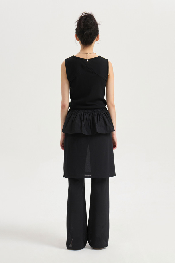 부드러운 저지 소재로 제작된 [Re-Order] Layered Skirt Jersey Banding Pants (black)는 캐주얼한 무드의 여성용 긴바지입니다. 맥시 기장의 부츠컷 디자인에 덧장 H라인 스커트가 레이어드 되어 세련된 스타일을 연출하며, 옆트임 디테일로 활동성을 더했습니다. 허리 밴딩 처리로 편안한 착용감을 제공하며, 사계절 내내 웨어러블하게 즐길 수 있는 아이템입니다.
