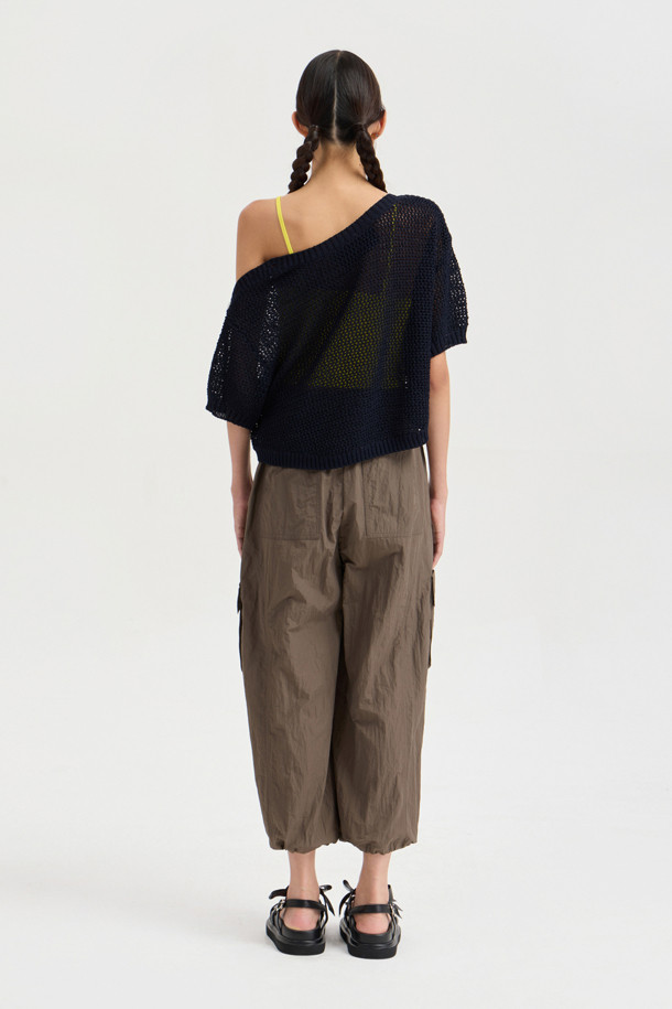 **Pocket Point Back Banding 조거 팬츠 (brown)**는 캐주얼한 스타일의 조거핏 바지로, 편안한 착용감을 선사합니다. 나일론 소재로 제작되어 바스락거리는 촉감이 특징이며, 뒤 허리 밴딩으로 활동성을 높였습니다. 밑단 스트링과 양옆 아웃포켓 디테일로 실용성을 더한 데일리 아이템입니다.
