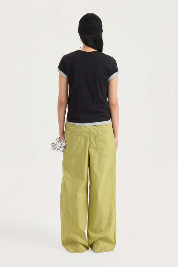 올리브 컬러의 Obi Point Back Banding Pants는 면 혼방 소재의 와이드 팬츠로, 봄, 여름에 시원하게 착용하기 좋습니다. 허리 덧장 디테일과 뒷밴딩으로 편안함을 더했으며, 루즈 핏과 맥시 기장으로 캐주얼한 스타일을 연출합니다. 데일리룩에 활용하기 좋은 무지 디자인의 와이드 팬츠입니다.
