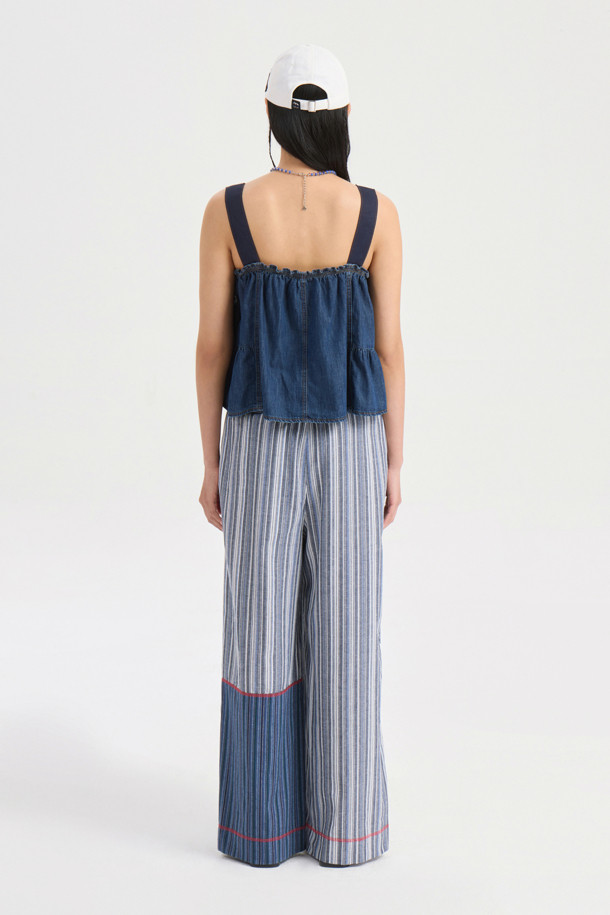 Stripe Mix Banding Pants (blue)는 시원한 여름을 위한 여성 와이드 팬츠입니다. 부드러운 면 소재에 서로 다른 스트라이프 패턴을 믹스하여 캐주얼한 스타일을 연출하며, 밴딩 허리 디자인으로 편안한 착용감을 선사합니다. 블루 컬러에 컬러 배색 스티치와 포켓 디테일이 더해져 디자인의 완성도를 높인 루즈핏 긴바지입니다.

