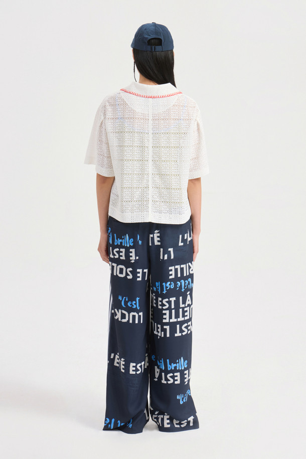 다크 네이비 컬러의 Side Coloring Print Banding Pants는 시원한 폴리에스터 소재로 제작되어 여름철에도 쾌적하게 착용할 수 있습니다. 와이드 핏으로 편안함을 강조하며, 옆라인 스트라이프 배색과 럭키슈에뜨 레터링 프린트가 캐주얼한 스타일을 연출합니다. 맥시 기장의 와이드 팬츠로, 밴딩 처리되어 활동성 또한 높습니다.
