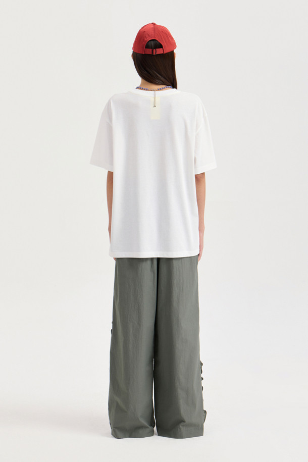 Frill Point Banding Pants (khaki)는 캐주얼한 스타일의 와이드 핏 팬츠입니다. 나일론 소재로 제작되었으며, 양옆 언밸런스 셔링 디테일과 워싱 가공으로 독특한 디자인을 더했습니다. 맥시 기장의 와이드 팬츠로, 허리 밴딩 처리되어 편안하게 착용할 수 있습니다.
