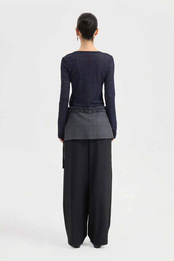 체크 레이어드 탈부착 팬츠 (다크 그레이)는 유니크하고 스마트 캐주얼 스타일을 선호하는 분들을 위한 바지입니다. 일자핏 맥시 기장으로, 탈부착 가능한 덧장 미니스커트와 러플 디테일이 특징입니다. 앞 중심 지퍼와 스냅 여밈으로 편안한 착용감을 제공하며, 폴리 및 울 혼방 소재로 제작되었습니다. 다크 그레이 컬러의 체크 패턴이 돋보이며, 동일 소재 자켓과 함께 코디하여 클래식, 미니멀, 시크한 스타일을 연출할 수 있습니다. 데이트룩, 모임룩, 카페룩 등 다양한 TPO에 활용하기 좋습니다.
