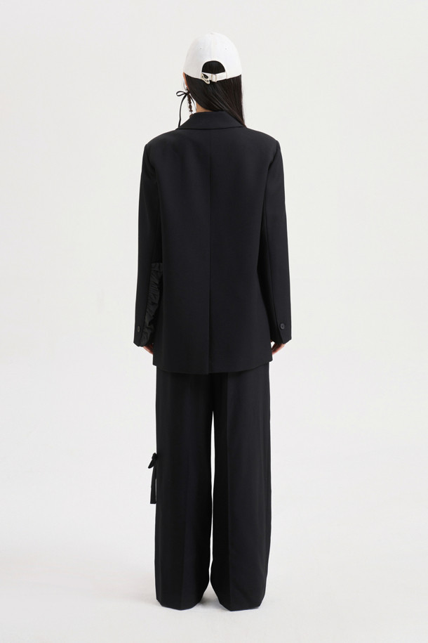 리본 포인트 울 와이드 팬츠 (블랙)는 여성스러운 실루엣을 완성하는 클래식 & 모던 스타일의 바지입니다. 고급스러운 울 100% 소재로 제작되어 부드러운 촉감과 두꺼운 두께로 따뜻하게 착용할 수 있습니다. 허리 배색과 턱 디테일이 특징이며, 루즈핏 와이드 디자인으로 편안하면서도 세련된 핏을 연출합니다. 

오피스룩, 모임룩, 겨울 데일리룩 등 다양한 TPO에 활용 가능하며, 미니멀, 시크 스타일을 즐기는 분들께 추천합니다. 지퍼 클로징과 리본 디테일이 섬세함을 더해줍니다. 맥시 기장의 무지 디자인으로 어떤 상의와도 쉽게 매치할 수 있습니다.
