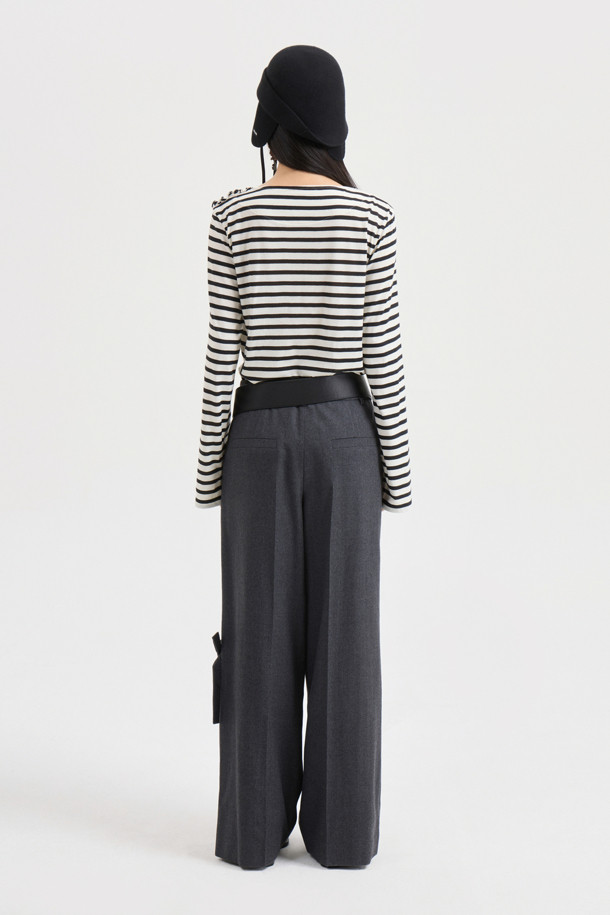 멜란지 그레이 컬러의 리본 포인트 울 와이드 팬츠는 가을, 겨울 시즌에 어울리는 여성 의류입니다. 넉넉한 와이드 핏과 두꺼운 두께감으로 포근하고 클래식한 스타일을 연출합니다. 허리 안쪽 배색과 턱 디테일이 특징이며, 리본 디테일로 여성스러움을 더했습니다. 지퍼 클로징으로 깔끔하게 마무리하며, 오피스룩, 모임룩, 겨울 데일리룩 등 다양한 TPO에 활용할 수 있습니다. 미니멀, 클래식 스타일을 즐기는 분들께 웨어러블한 아이템입니다.
