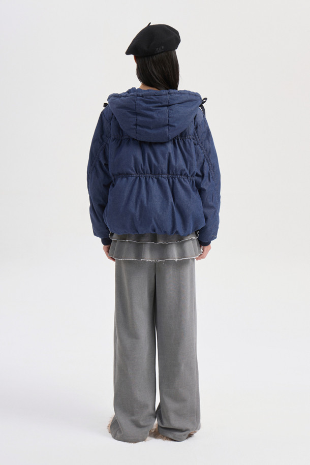 레이어드 스커트 져지 밴딩 팬츠 (그레이)는 캐주얼하고 미니멀한 스타일을 연출하는 여성 의류입니다. 부드러운 쮸리 소재로 제작되어 편안한 착용감을 선사하며, 봄, 가을에 적합합니다. 루즈핏의 긴 기장 바지로, 일상복뿐만 아니라 여행룩, 산책룩으로도 활용하기 좋습니다. 미니 스커트가 레이어드된 디자인과 허리 레터링 자수, 프릴 디테일이 포인트이며, 밴딩 처리로 편안함을 더했습니다. 여유 있는 핏으로 활동성을 높인 실용적인 아이템입니다.
