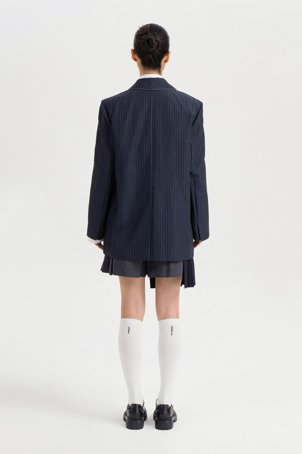 마테리얼 믹스 플리츠 쇼츠 (다크 네이비)는 유니크하면서도 클래식한 무드를 자아내는 여성 숏팬츠입니다. 부드러운 폴리에스터와 레이온 소재를 믹스하여 편안한 착용감을 선사하며, 무릎 위 기장의 A라인 핏으로 다리가 길어 보이는 효과를 줍니다. 스커트처럼 보이는 플리츠 디테일과 입체 포켓 디자인이 특징이며, 데이트룩, 카페룩, 모임룩 등 다양한 TPO에 맞춰 클래식, 미니멀, 걸리시 스타일을 연출할 수 있습니다. 간절기에 활용하기 좋은 아이템입니다.
