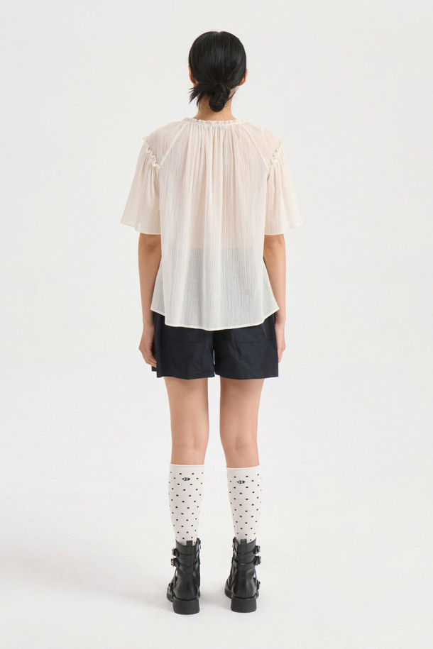 Pocket Point Shorts (dark navy)는 가볍고 시원한 착용감을 선사하는 여성용 숏팬츠입니다. 구김에 강한 폴리에스터 소재로 제작되었으며, 캐주얼한 스타일 연출에 용이합니다. 셔링 포켓 디테일과 앞중심 지퍼 디테일이 특징이며, 레귤러핏으로 편안하게 착용 가능합니다.
