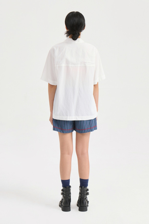 다크 네이비 컬러의 Stripe Inside Banding Shorts는 여름철 시원하게 입기 좋은 여성 숏팬츠입니다. 부드러운 면 소재에 허리 속 밴딩 처리로 편안한 착용감을 제공하며, 컬러 배색 스티치와 스트라이프 패턴이 캐주얼한 스타일을 연출합니다. 레귤러핏으로 제작되어 어떤 상의에도 잘 어울리는 데일리 아이템입니다.
