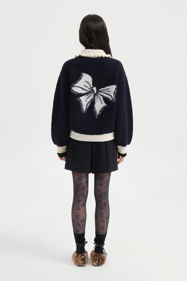 Tuck Point 솔리드 쇼츠 (블랙)는 여성들을 위한 숏팬츠입니다. 울 혼방 소재로 제작되어 봄, 여름에 시원하게 착용할 수 있으며, 루즈핏으로 편안한 착용감을 선사합니다. 미니멀, 클래식, 시크 스타일을 연출하기 좋으며 데이트룩, 모임룩에 적합합니다. 앞 중심 지퍼, 턱 디테일, 뒤 포켓 레터링 자수, 허리 안쪽 배색 디테일로 포인트를 더했습니다. 여유있는 핏으로 트렌디한 스타일을 완성해보세요.
