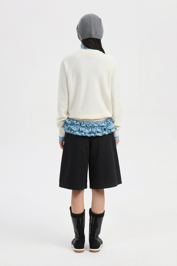 Tape Point 버뮤다 쇼츠 (black)는 편안하고 세련된 스타일을 연출하는 여성용 반바지입니다. 부드러운 면 소재로 제작되어 봄, 여름철에 시원하게 착용할 수 있으며, 캐주얼, 미니멀, 클래식 스타일을 모두 아우릅니다. 무지 디자인에 세미 A라인 핏으로 다리가 길어 보이는 효과를 주며, 앞 중심 지퍼와 양 사이드 레이스 테이프 디테일이 포인트입니다. 바이오 워싱 가공으로 부드러운 촉감을 선사하며, 산책룩과 여행룩에 모두 잘 어울립니다. 블랙 컬러로 어떤 상의와도 매치하기 용이하여 데일리룩으로 활용하기 좋습니다.
