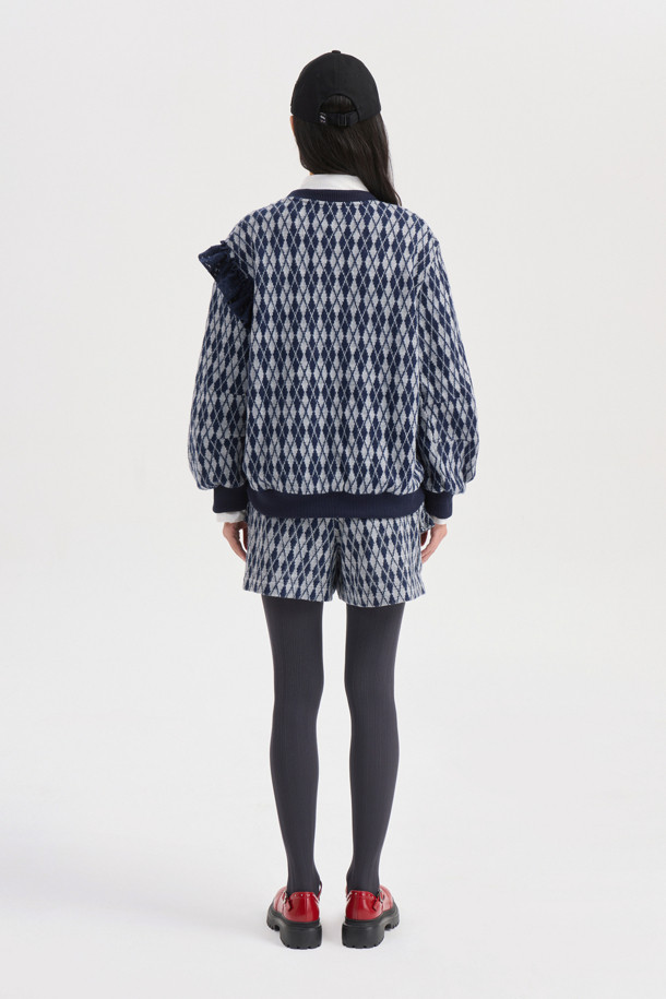 아르가일 밴딩 쇼츠 (네이비)는 부드러운 기모 소재와 루즈핏으로 편안한 착용감을 선사하는 여성 숏팬츠입니다. 캐주얼, 미니멀, 클래식 스타일을 아우르며, 집콕룩과 산책룩에 모두 잘 어울립니다. 허리 배색 디테일과 포켓 프릴 장식, 레터링 자수가 돋보이며, 아가일 패턴이 포인트를 더합니다. 두꺼운 두께감으로 겨울철에도 따뜻하게 입을 수 있으며, 밴딩 처리로 편안함을 더했습니다. 단, 필링에 주의하여 관리해야 합니다.
