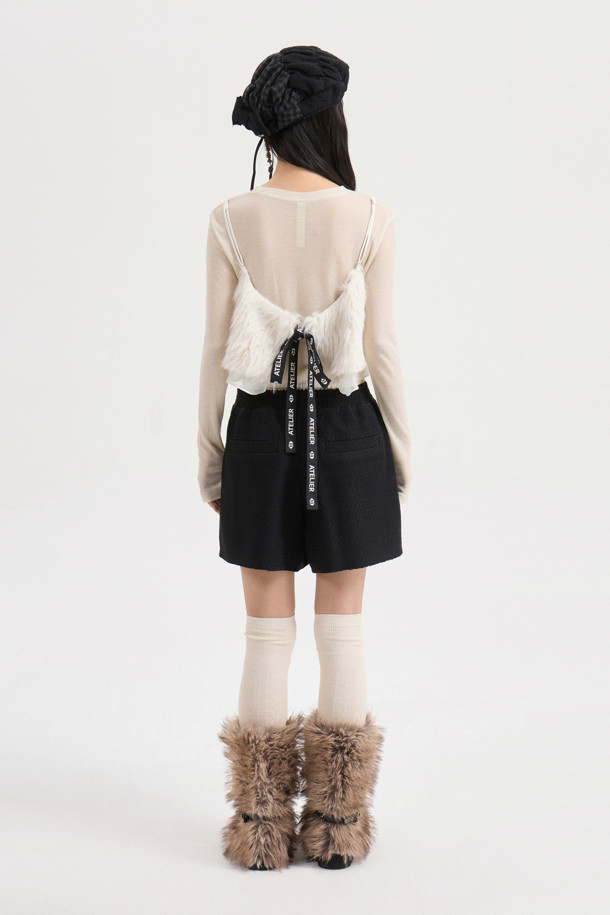 [Atelier] 오비 포인트 밴딩 트위드 쇼츠 (블랙)는 여성스러운 실루엣을 연출하는 숏팬츠입니다. 클래식하고 유니크한 스타일을 원하는 분들께 추천하며, 봄, 여름 시즌에 착용하기 좋습니다. 세미 A라인 핏과 중간 두께감의 트위드 소재로 제작되어 편안하면서도 고급스러운 분위기를 자아냅니다. 이중 오비 디테일과 앞 포켓, 아틀리에 자수 및 라벨 디테일이 섬세함을 더합니다. 데이트룩, 카페룩, 모임룩 등 다양한 TPO에 활용하여 클래식, 미니멀, 시크한 스타일을 완성해보세요.
