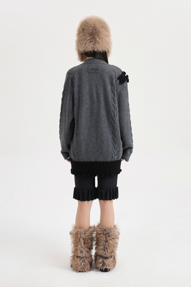 [Atelier] 바이커 밴딩 쇼츠 (블랙)는 여성들을 위한 일상복으로, 여름철 시원하게 착용할 수 있는 숏 기장의 바이커 쇼츠입니다. 부드러운 스판덱스 소재로 제작되어 슬림핏을 연출하며, 허리 밴딩과 밑단 턱 디테일, 옆라인 지퍼 디테일로 편안함과 스타일을 동시에 잡았습니다. 허리 레터링 포인트가 특징이며, 캐주얼, 스트릿, 스포티한 스타일을 모두 소화할 수 있습니다. 동네 마실룩, 피트니스룩, 바캉스룩 등 다양한 TPO에 레이어드하여 개성 있는 연출이 가능합니다.
