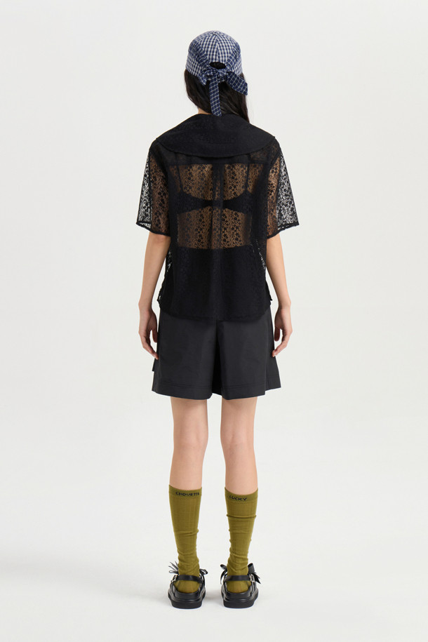 레이스 프릴 반소매 블라우스 (블랙)는 여성스러운 매력을 강조하는 블라우스입니다. 클래식하고 페미닌한 스타일로, 데이트룩, 카페룩, 모임룩에 잘 어울립니다. 얇은 두께의 블랙 컬러 레이스 소재로 제작되어 시원하고 은은한 분위기를 연출합니다. V넥 라인과 일자핏 디자인으로, 프릴 디테일과 러플 장식이 더해져 로맨틱한 무드를 선사합니다. 앞면 버튼 여밈으로 간편하게 착용할 수 있습니다.
