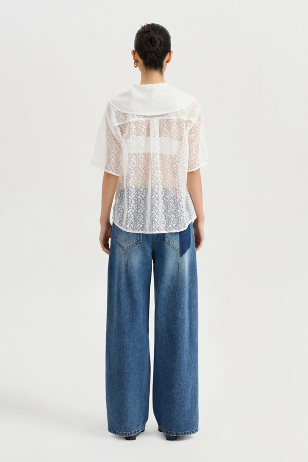 레이스 프릴 하프 슬리브 블라우스 (화이트)는 여성스러운 무드를 연출하는 블라우스입니다. 봄, 여름 시즌에 어울리는 일자핏 블라우스로, 클래식 스타일을 선호하는 분들께 추천합니다. 은은한 레이스 조직과 러플 장식, 브이넥 디자인이 특징이며, 앞 중심 단추 여밈으로 간편하게 착용할 수 있습니다. 데이트룩, 카페룩, 모임룩 등 다양한 TPO에 활용 가능하며, 미니멀, 로맨틱 스타일을 즐기는 분들께도 잘 어울립니다.
