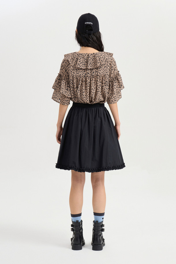 **Ruffle Point Leopard 블라우스 (브라운)**

페미닌하고 클래식한 무드를 연출하는 Ruffle Point Leopard 블라우스입니다. 브라운 컬러의 레오파드(호피) 패턴이 특징이며, 봄, 여름, 가을 계절에 활용하기 좋습니다. 루즈핏으로 편안하게 착용 가능하며, 비대칭 네크라인과 긴소매, 소매 셔링, 볼륨감있는 디자인이 돋보입니다. 뒷넥 단추 여밈으로 간편하게 탈착용할 수 있으며, 데이트룩, 카페룩, 모임룩 등 다양한 TPO에 맞춰 클래식, 로맨틱, 미니멀 스타일을 연출해보세요.
