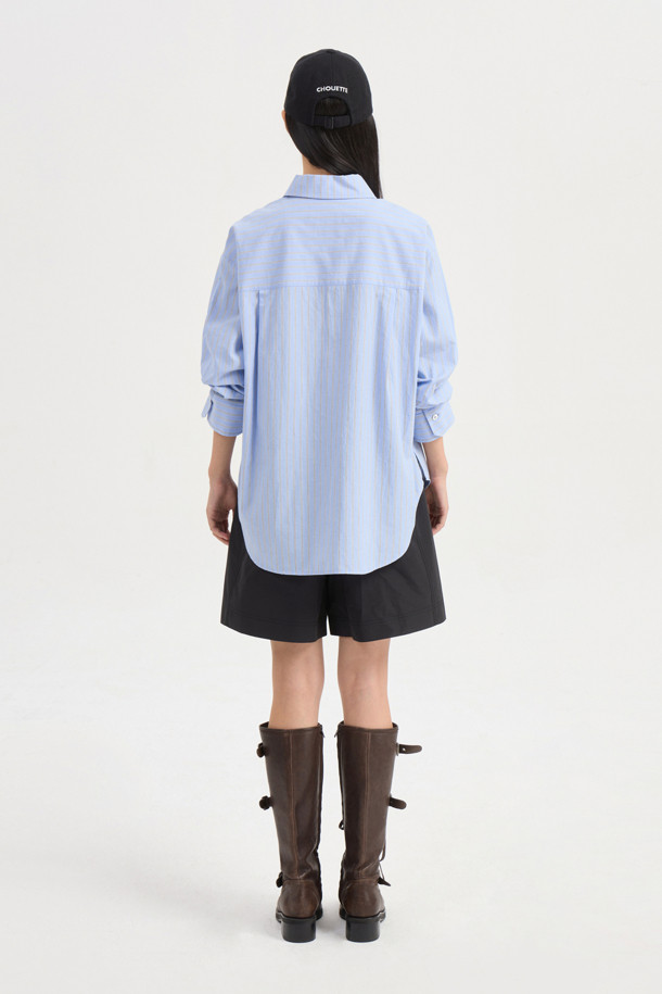 리본 포인트 스트라이프 셔츠 블라우스 (블루)는 클래식한 무드의 여성 셔츠/블라우스입니다. 산뜻한 블루 컬러에 면 소재로 제작되어 봄, 여름 시즌에 시원하게 착용하기 좋습니다. 차이나 칼라와 반소매 디자인으로 단정하면서도 세련된 느낌을 주며, 오버핏으로 편안한 착용감을 선사합니다. 스트라이프 패턴과 리본, 포켓, 단추 디테일이 더해져 밋밋하지 않게 포인트를 더했으며, 데이트룩, 출근룩 등 다양한 TPO에 활용 가능합니다. 미니멀, 캐주얼 스타일을 즐겨 입는 분들께 추천합니다.
