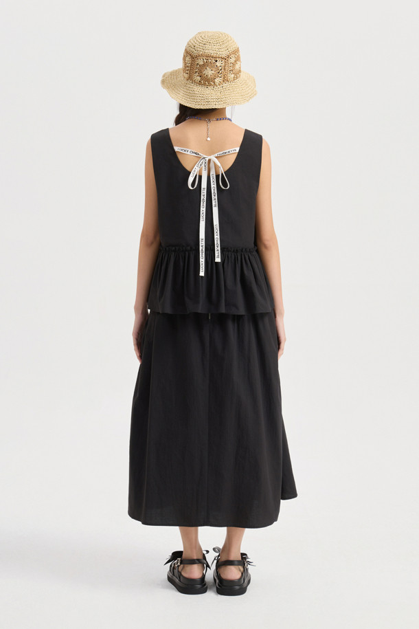 "Back Lettering Strap Shirring Top Blouse (black)"는 시원한 여름을 위한 여성용 민소매 블라우스입니다. 무지 패턴의 블랙 컬러에 스퀘어넥 디자인과 셔링 & 티어드 디테일, 미디 길이로 캐주얼한 스타일을 연출합니다. 얇은 두께감과 루즈핏으로 편안하게 착용 가능하며, A라인 치마 타입입니다.
