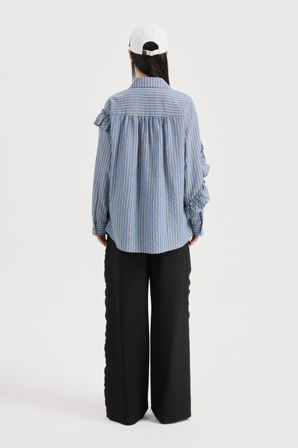 [Re-Order] 셔츠 스타일 프릴 스트라이프 블라우스 (블루)는 여성스러운 무드와 캐주얼한 스타일을 동시에 연출하는 블라우스입니다. 봄, 여름 시즌에 적합하며, 셔츠 칼라와 긴 소매, 루즈핏으로 편안하게 착용할 수 있습니다. 코튼 소재로 제작되어 부드러운 촉감을 선사하며, 프릴 디테일, 비대칭 디자인, 스트링 디테일, 바이오 워싱으로 포인트를 더했습니다. 데이트룩, 스마트 캐주얼, 미니멀 스타일을 즐겨 입는 분들께 추천합니다.
