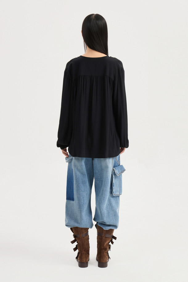 프릴 포인트 라운드 넥 블라우스 (블랙)는 여성스러운 무드를 연출하는 상의입니다. 부드럽게 찰랑거리는 레이온 소재로 제작되어 편안한 착용감을 선사하며, 봄, 여름 시즌에 활용하기 좋습니다. 라운드 넥과 긴 소매, 루즈핏 디자인으로 편안하면서도 스타일리시하게 연출할 수 있습니다. 어깨 셔링과 프릴 포인트, 네크 끈 디테일이 더해져 유니크하면서도 클래식한 분위기를 자아냅니다. 데이트룩, 카페룩, 모임룩 등 다양한 TPO에 활용하여 로맨틱하고 미니멀한 스타일을 완성해보세요.
