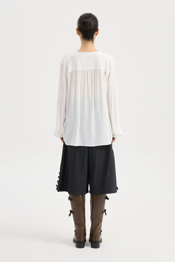 프릴 포인트 라운드 넥 블라우스 (아이보리)는 여성스러운 분위기를 연출하는 블라우스입니다. 부드러운 레이온 소재로 제작되어 편안한 착용감을 선사하며, 라운드넥 디자인과 어깨 셔링 디테일이 특징입니다. 좌우 언밸런스 프릴과 네크 끈 디테일이 더해져 유니크하면서도 클래식한 무드를 자아냅니다. 루즈핏으로 제작되어 편안하게 착용 가능하며, 데이트룩, 카페룩, 모임룩 등 다양한 TPO에 활용하기 좋습니다. 봄, 여름 시즌에 어울리는 얇은 두께감과 긴 소매 기장으로, 로맨틱, 미니멀 스타일을 즐겨 입는 분들께 추천합니다.
