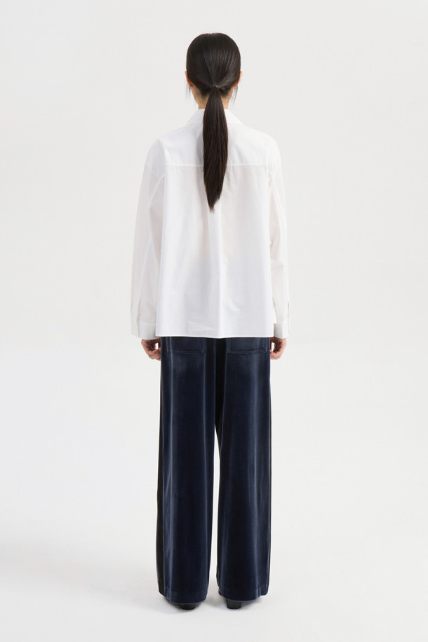 프릴 헴 셔츠 타입 블라우스 (아이보리)는 부드러운 면 소재로 제작되어 봄, 여름에 시원하게 착용할 수 있습니다. 카라넥에 루즈핏 디자인으로 클래식하면서도 캐주얼한 무드를 연출하며, 은은한 아이보리 컬러가 어떤 하의와도 잘 어울립니다. 밑단 프릴과 리본, 러플 디테일이 여성스러운 포인트를 더하고, 바이오 워싱 처리로 부드러운 촉감을 선사합니다. 데이트룩, 카페룩, 봄 소풍룩 등 다양한 TPO에 활용 가능하며, 단추 디테일로 세련됨을 더했습니다.
