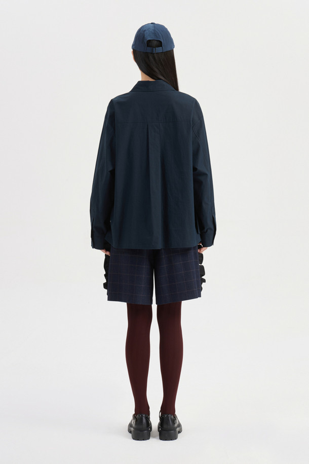 프릴 헴 셔츠 타입 블라우스 (다크 네이비)는 부드러운 코튼 소재로 제작되어 봄, 가을에 착용하기 좋은 여성 블라우스입니다. 셔츠 칼라와 루즈핏 디자인으로 클래식하면서도 캐주얼한 분위기를 연출하며, 무지 패턴에 프릴 헴라인 디테일과 리본 디테일이 여성스러운 포인트를 더합니다. 앞 중심 폴리 단추와 바이오 워싱 처리를 통해 편안한 착용감을 선사하며, 데이트룩, 카페룩, 오피스룩 등 다양한 TPO에 활용 가능합니다. 미니멀, 캐주얼 스타일을 선호하는 분들께 추천합니다. 긴 소매 기장으로 간절기 날씨에 적합하며, 다크 네이비 컬러는 세련된 느낌을 줍니다.
