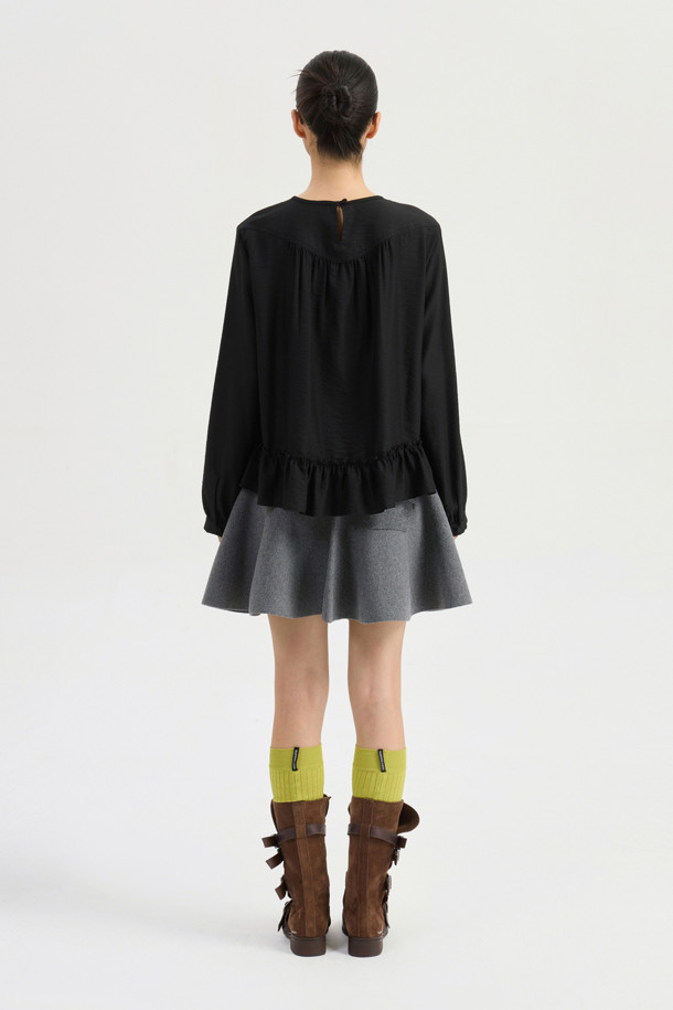 리본 포인트 칼라리스 블라우스 (블랙)는 페미닌하고 클래식한 무드를 연출하는 여성 상의입니다. 텐셀 혼방 소재로 제작되어 부드러운 촉감을 선사하며, 봄, 가을 시즌에 착용하기 좋습니다. 라운드 넥 라인과 루즈핏으로 편안한 착용감을 제공하며, 뒷넥 단추, 셔링, 밑단 프릴 등의 디테일이 돋보입니다. 데이트룩, 오피스룩, 모임룩 등 다양한 TPO에 활용할 수 있으며, 클래식, 미니멀, 로맨틱 스타일을 즐기는 분들께 추천합니다. (*마찰이나 습기에 의한 이염에 주의*)
