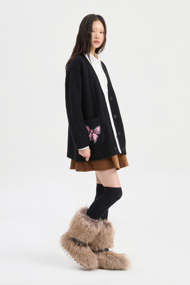 "Embroidery Point Shirt Blouse (화이트)"는 여성스러운 무드를 연출하는 화이트 컬러의 셔츠/블라우스입니다. 차이나칼라와 긴 소매, 루즈핏 디자인으로 편안하면서도 세련된 스타일을 완성합니다. 앞 중심 버튼으로 간편하게 착용 가능하며, LC 레터링 자수와 리본 자수 디테일이 돋보입니다. 데이트룩, 출근룩 등 다양한 TPO에 활용 가능하며, 클래식, 미니멀, 로맨틱 스타일을 즐기는 분들께 추천합니다. 사계절 내내 활용 가능한 베이직한 디자인으로, 자수 패턴이 포인트가 되어 밋밋함을 덜어줍니다.
