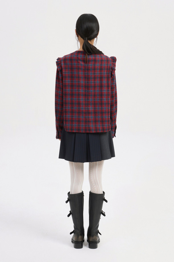 프릴 포인트 체크 블라우스 (레드)는 여성스러운 무드를 연출하는 클래식 스타일의 상의입니다. 따뜻한 촉감과 세미 A라인 핏으로 편안하게 착용 가능하며, 가을과 겨울에 어울리는 아이템입니다. 라운드넥 디자인에 프릴 디테일이 더해져 로맨틱한 분위기를 더하고, 뒷 넥 단추 클로징으로 깔끔하게 마감되었습니다. 체크 패턴과 긴 소매 기장으로 클래식하면서도 세련된 스타일을 완성해 데이트룩, 모임룩, 소개팅룩에 활용하기 좋습니다. 마찰에 의해 필링이 발생할 수 있으므로 착용 시 주의 바랍니다.
