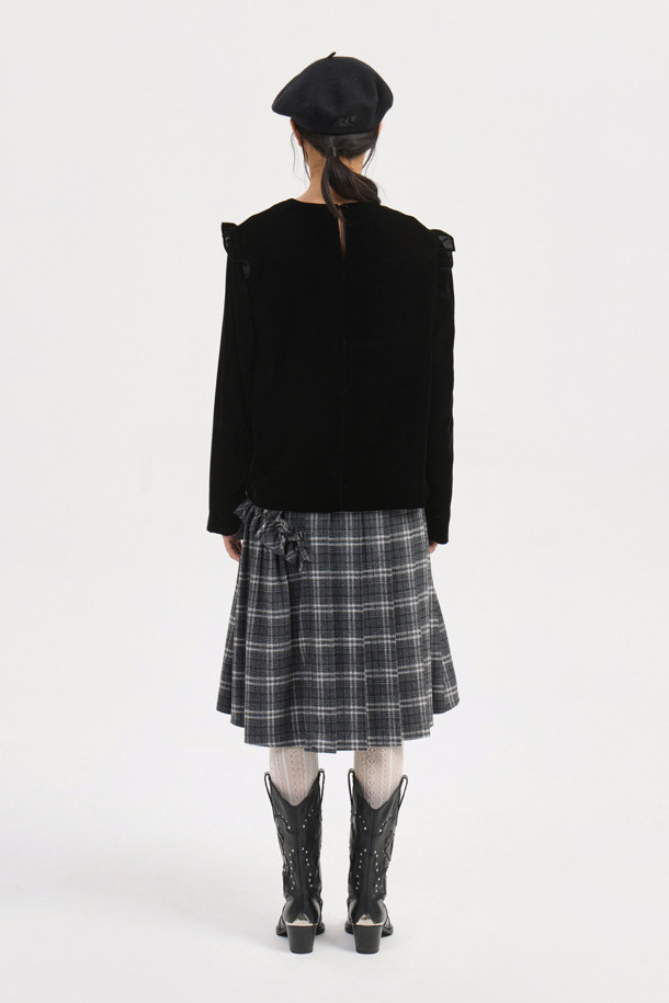 프릴 포인트 벨벳 블라우스(black)는 가을, 겨울 시즌 우아한 스타일을 연출해 줄 여성 블라우스입니다. 부드러운 벨벳 소재에 두꺼운 두께감으로 따뜻하고 포근한 착용감을 선사하며, 라운드넥과 긴 소매 디자인으로 세련된 분위기를 더합니다. 세미 A라인 핏으로 자연스러운 실루엣을 연출하며, 프릴 포인트 디테일과 뒷넥 단추로 여성스러움을 강조했습니다. 오피스룩, 모임룩, 연말 모임룩 등 다양한 TPO에 활용 가능한 블랙 컬러의 클래식, 미니멀, 로맨틱 스타일 블라우스입니다. 반드시 이염에 주의하여 관리하십시오.
