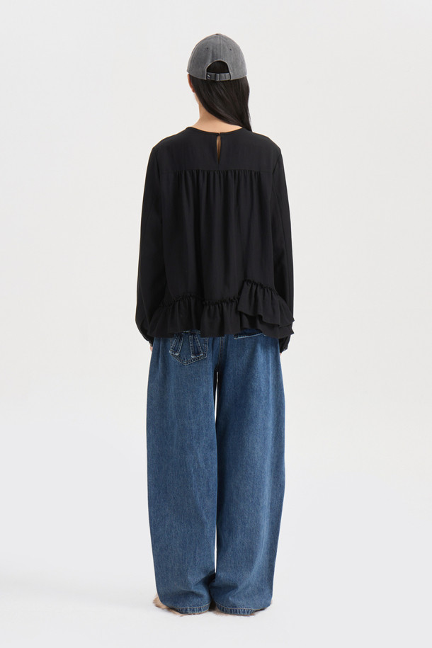 Hem Frii 라운드 넥 블라우스 (블랙)는 여성스러운 라인을 살려주는 레귤러핏 블라우스입니다. 부드러운 레이온과 나일론 혼방 소재로 제작되어 편안한 착용감을 선사하며, 봄, 여름, 가을 세 계절 모두 활용 가능합니다. 라운드넥 디자인에 긴 소매, 뒷넥 단추 여밈, 밑단 덧장 디테일이 더해져 미니멀하면서도 시크한 무드를 연출합니다. 출근룩, 오피스룩, 모임룩 등 다양한 TPO에 클래식, 미니멀, 시크 스타일로 매치하여 세련된 스타일을 완성해 보세요. 무지 디자인의 블랙 컬러로 어떤 하의와도 쉽게 코디할 수 있습니다.
