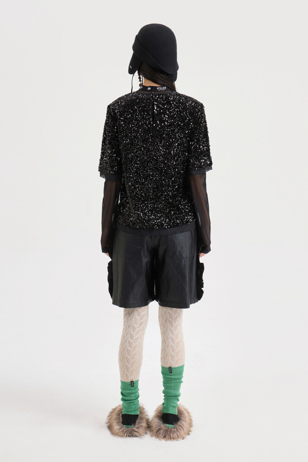 [Atelier] 스팽글 하프 슬리브 블라우스 (블랙)는 여성 의류 상의, 블라우스 카테고리에 속합니다. 클래식하고 유니크한 스타일을 연출하며, 사계절 내내 착용 가능합니다. 벨벳 소재에 실버 스팽글 장식이 더해져 화려함을 더하고, 뒤 단추 여밈과 가슴 니트 장식이 특징입니다. 일자핏 크롭 기장의 반소매 블라우스로, 데이트룩, 파티룩, 연말 모임룩은 물론 시크하고 미니멀한 스타일을 완성합니다. 안감은 스트레치 소재로 편안한 착용감을 선사합니다.

