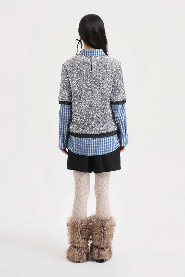 [Atelier] 스팽글 하프 슬리브 블라우스 (실버)는 여성 고객을 위한 블라우스입니다. 벨벳 소재에 실버 컬러의 스팽글 장식이 더해져 화려하면서도 유니크한 스타일을 연출합니다. 반소매 기장의 일자핏 블라우스로, 뒤 단추 여밈과 네크라인, 소매단, 밑단의 시어 배색이 특징입니다. 가슴 부분의 니트 장식이 포인트로, 파티룩, 연말 모임룩, 모임룩 등 TPO에 활용 가능하며, 클래식, 시크, 미니멀 스타일을 선호하는 고객에게 추천합니다.
