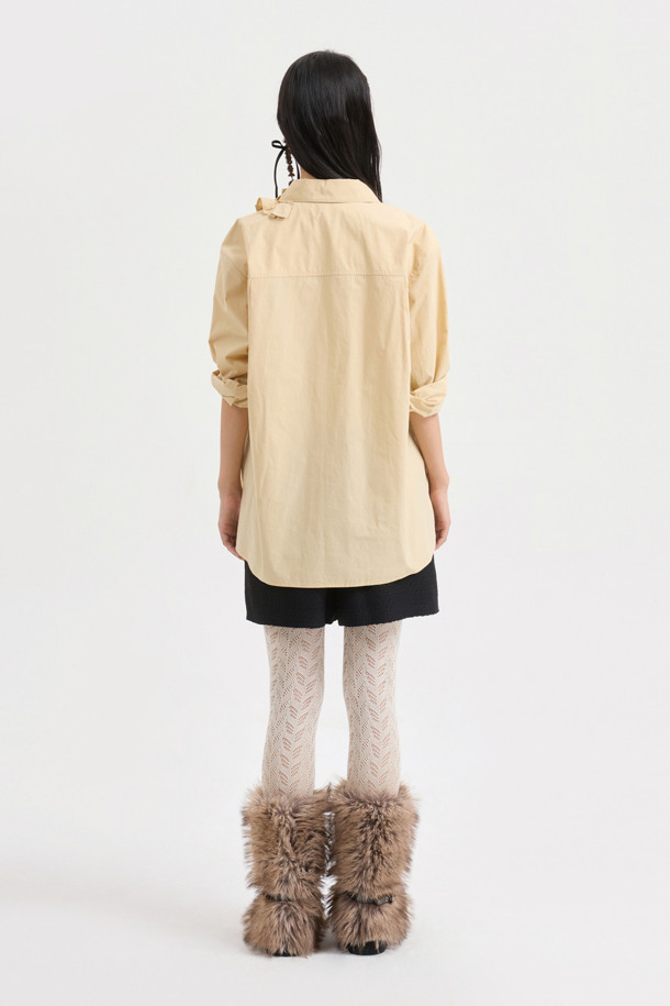 [Atelier] 프릴 포인트 셔츠 타입 블라우스 (베이지)는 캐주얼, 클래식, 로맨틱 스타일을 아우르는 여성 블라우스입니다. 베이지 컬러에 스탠다드 핏과 긴소매 디자인으로, 봄, 가을에 활용하기 좋습니다. 앞 중심 단추, 프릴 디테일, 가슴 레터링 자수가 포인트이며, 오픈 클로징 방식으로 편안하게 착용할 수 있습니다. 데이트룩, 카페룩, 모임룩 등 다양한 TPO에 잘 어울리는 아이템입니다. 프릴 넥 라인이 여성스러운 분위기를 더합니다.
