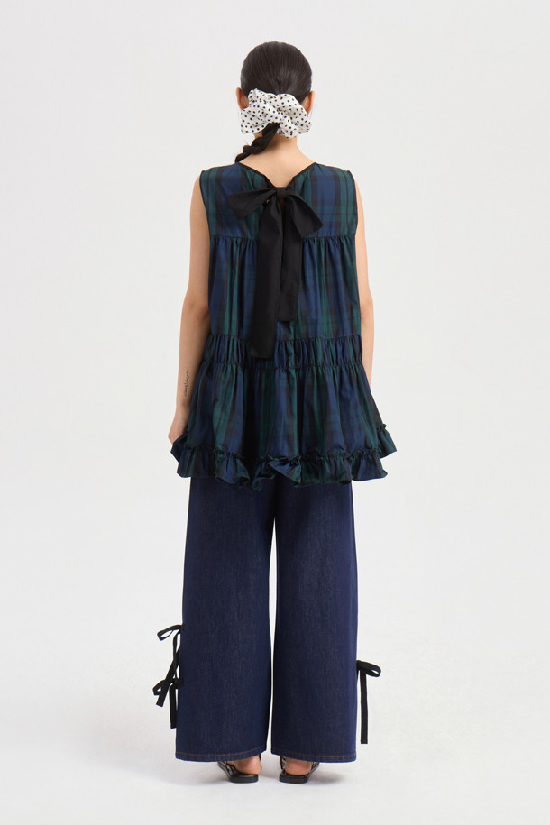 싱그러운 그린 컬러가 돋보이는 [Re-Order] 슬리브리스 체크 셔링 블라우스입니다. 캐주얼하고 걸리시한 무드를 연출하며, 봄, 여름 시즌 데이트룩이나 소풍룩에 제격입니다. 라운드넥에 민소매 디자인으로 시원함을 더하고, A라인 핏과 셔링 디테일, 러플 밑단이 여성스러운 실루엣을 완성합니다. 뒷면 리본 장식으로 포인트를 주어 로맨틱한 분위기를 자아냅니다. 체크 패턴이 밋밋함을 덜어주어 단독으로 착용해도 스타일리시합니다.
