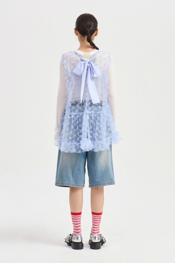 **플라워 자수 셔링 민소매 블라우스 (라이트 블루)**

산뜻한 라이트 블루 컬러의 플라워 자수 셔링 민소매 블라우스입니다. 메쉬 소재로 시원하고, 라운드넥 디자인에 A라인 핏으로 여성스러운 실루엣을 연출합니다. 플라워 자수와 셔링 디테일, 밑단 러플, 뒷면 리본으로 클래식하면서도 유니크한 무드를 더했습니다. 데이트룩, 카페룩, 모임룩 등 다양한 TPO에 활용 가능하며, 레이어드하여 스타일리시하게 연출할 수 있습니다. 봄, 여름 시즌에 로맨틱하고 걸리시한 스타일을 완성해 보세요.
