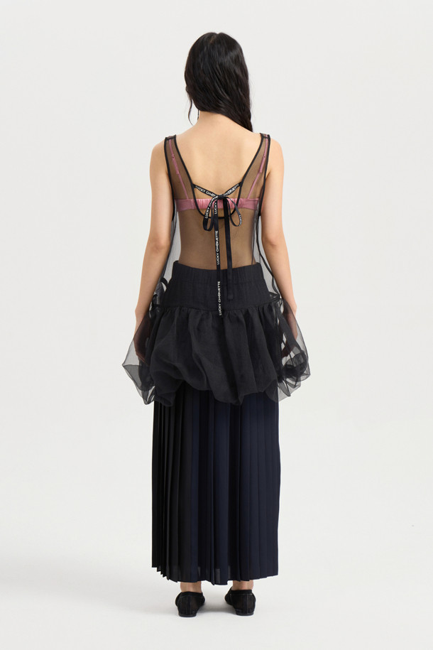 백 리본 볼륨 시어 탑 블라우스 (블랙)는 여성스러운 무드를 연출하는 블라우스입니다. 시스루 소재와 오버핏 디자인으로 유니크하고 캐주얼한 스타일을 완성하며, 봄, 여름 시즌에 활용하기 좋습니다. 얇은 두께감과 라운드넥, 민소매 디자인으로 시원하게 착용할 수 있으며, 밑단 셔링 디테일이 특징입니다. 뒷넥 레터링 테이프가 포인트이며, 레이어드 스타일링으로 다양한 연출이 가능합니다. 데이트룩, 카페룩, 모임룩 등 다양한 TPO에 미니멀하고 시크한 스타일을 더해보세요.
