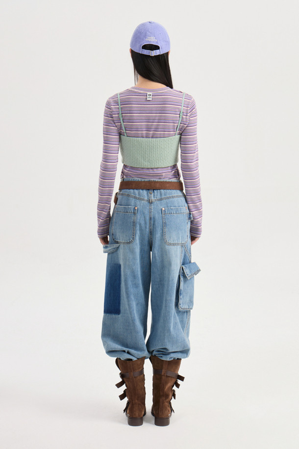 Label Point Jersey Top (라벨 포인트 저지 탑)은 뷔스티에 스타일의 크롭 기장 상의입니다. 부드러운 저지 소재에 꽈배기 조직으로 포인트를 주었으며, 민트 컬러가 산뜻한 느낌을 더합니다. 어깨끈 조절이 가능하여 핏을 조절할 수 있으며, 레이어드하여 다양한 스타일을 연출할 수 있습니다. 데이트룩, 카페룩, 봄 소풍룩 등 캐주얼하고 걸리시한 스타일을 완성해보세요. 슬림핏 디자인으로 여성스러운 실루엣을 강조합니다.
