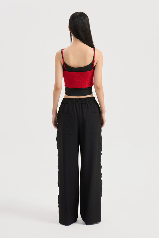 Label Point (라벨 포인트) 저지 탑 (red)은 부드러운 니트 소재의 여성용 크롭 민소매 상의입니다. 어깨끈 조절이 가능하며, 로고 테이프 디테일과 뷔스티에 스타일로 디자인되어 레이어드하여 다양한 스타일을 연출할 수 있습니다. 슬림핏으로 제작되어 여성스러운 실루엣을 강조하며, 스퀘어넥 라인이 특징입니다. 봄, 여름 시즌에 캐주얼, 미니멀, 로맨틱 무드로 데이트룩, 카페룩, 여행룩 등 폭넓게 활용하기 좋습니다. 케이블 패턴과 얇은 두께감으로 시원하고 편안한 착용감을 선사합니다.
