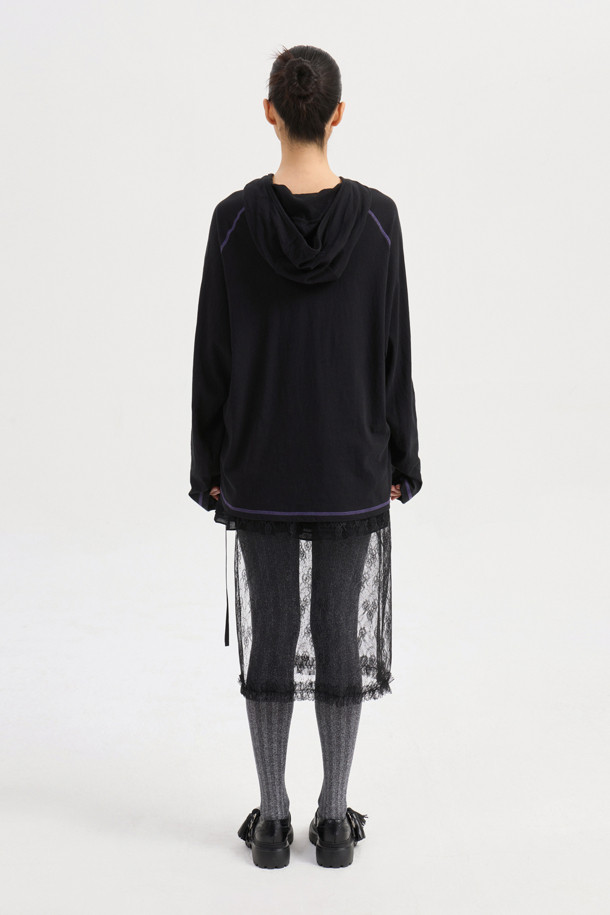 루즈핏 후드 티셔츠 (블랙)는 홑겹 후드 디자인으로 제작되어 가볍고 편안한 착용감을 선사합니다. 암홀과 밑단에 배색 스티치 포인트를 주어 은은한 멋을 더했으며, 밑단 개발 라벨 디테일로 디자인의 완성도를 높였습니다. 캐주얼, 스트리트, 미니멀 스타일을 즐겨 입는 분들께 추천하며, 데일리룩, 집콕룩, 산책룩 등 다양한 TPO에 활용하기 좋습니다. 레귤러 기장의 긴소매 루즈핏으로, 부드러운 촉감의 무지 블랙 컬러가 어떤 옷에도 잘 어울립니다.
