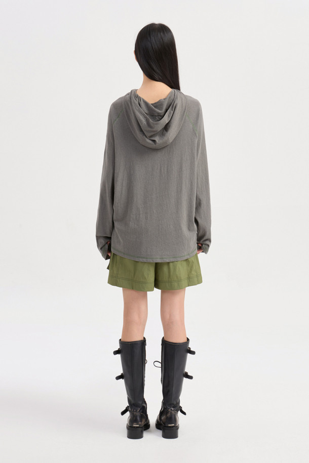 [Re-Order] 루즈 핏 후드 티셔츠 (grey)는 편안한 착용감을 선사하는 캐주얼 스타일의 후드 티셔츠입니다. 얇은 두께감과 부드러운 촉감으로 제작되어, 동네 마실룩, 집콕룩, 산책룩 등 언제 어디서든 편안하게 입기 좋습니다. 홑겹 후드 디자인과 암홀, 밑단 컬러 배색 스티치가 특징이며, 루즈 핏으로 여유로운 실루엣을 연출합니다. 무지 디자인에 밑단 개발 라벨로 포인트를 더한 미니멀, 시티 보이 스타일의 후드 티셔츠입니다. 긴 소매 기장으로 다양한 스타일링이 가능합니다.
