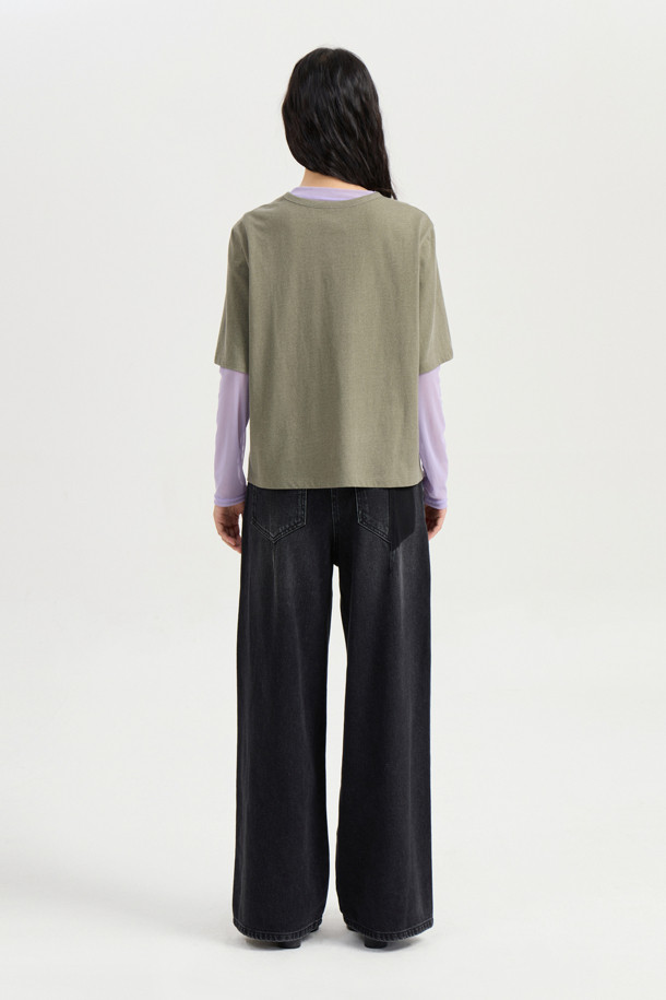 프린트 포인트 베이직 핏 하프 슬리브 티셔츠 (카키)는 캐주얼, 스트리트 무드를 연출하는 여성 반팔 티셔츠입니다. 봄, 여름 시즌에 적합하며, 크롭 기장과 라운드넥 디자인으로 시원하고 트렌디한 스타일을 완성합니다. 면 소재로 제작되어 편안한 착용감을 선사하며, 얇은 두께감으로 쾌적하게 입을 수 있습니다. 빈티지한 그래픽 프린트와 리본 디테일이 포인트이며, 피그먼트 워싱 가공으로 독특한 분위기를 더했습니다. 일상, 동네 마실, 봄 소풍, 여행 등 다양한 TPO에 활용하기 좋으며, 드라이클리닝을 권장합니다.
