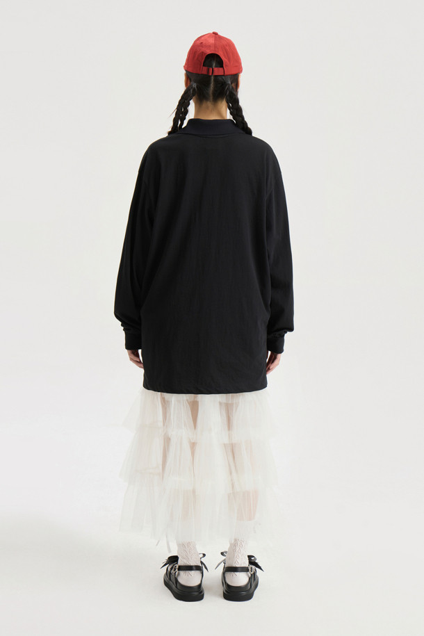 루즈 핏 피케 티셔츠(블랙)는 데일리 캐주얼 스타일을 위한 유니섹스 긴소매 티셔츠입니다. 부드러운 면 소재로 제작되어 편안한 착용감을 선사하며, 니트 카라 패치 디테일과 LUCKY 레터링 자수, 가슴 왼쪽 자수 포인트로 포인트를 더했습니다. 루즈핏과 세미 박시 핏으로 편안한 활동성을 제공하며, 동네 마실룩, 카페룩 등 다양한 TPO에 맞춰 미니멀하고 클래식한 스타일을 연출할 수 있습니다. 봄, 여름 시즌에 활용하기 좋은 아이템입니다.
