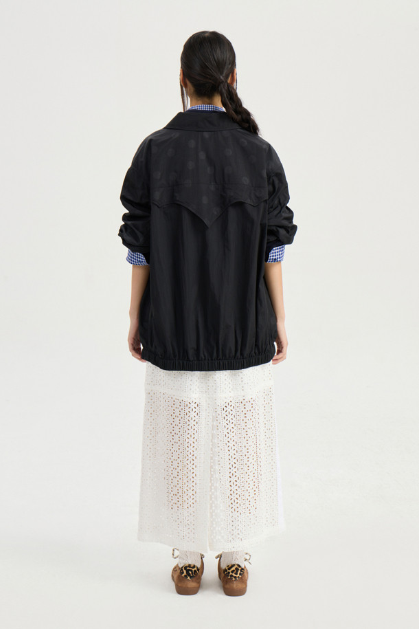 루즈 핏 피케이 티셔츠 (라이트 네이비)는 데일리룩과 동네 마실룩에 적합한 캐주얼 스타일의 피케 티셔츠입니다. 니트 카라 디자인에 가슴 왼쪽 LUCKY 레터링 자수 디테일이 돋보이며, 세미 박시 핏으로 편안한 착용감을 선사합니다. 넉넉한 사이즈와 어깨선 라인이 자연스럽게 떨어져 활동성을 더합니다. 라이트 네이비 컬러로 미니멀한 스타일을 연출하기 좋습니다.
