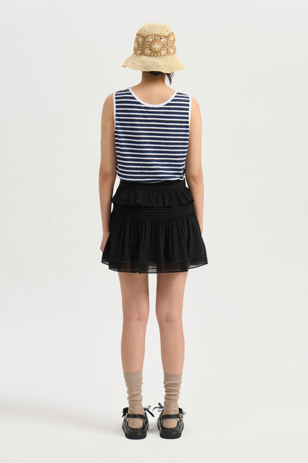 [Re-Order] Stripe Mix Sleeveless T-shirt (dark navy)는 앞뒤 다른 스트라이프 패턴으로 포인트를 준 여성용 민소매 티셔츠입니다. 네이비와 화이트 컬러의 조화가 시원하며, 스탠다드핏과 라운드넥 디자인으로 편안한 착용감을 선사합니다. 일상복으로 활용하기 좋은 캐주얼하고 베이직한 스타일이며, 앞면 엠블럼 자수 디테일이 돋보이는 웨어러블한 디자인입니다.

